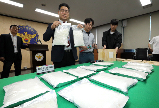 서울 영등포경찰서 백해룡 형사2과장이 지난 10일 말레이시아 마약 밀매 조직이 제조해 국내 밀반입한 필로폰 74kg을 유통한 한국, 중국, 말레이시아 3개국 국제연합 마약 밀매 조직을 검거했다고 밝혔다. 연합뉴스