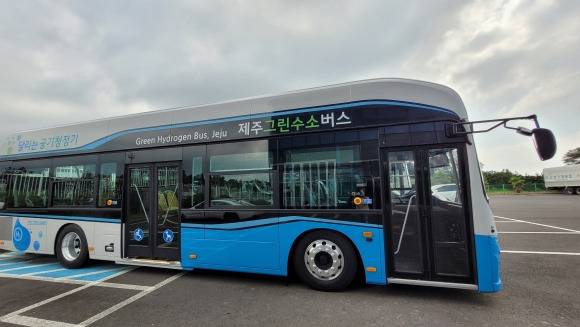 국내 첫 달리는 공기청정기 그린수소버스가 함덕회차지에 운행을 준비하고 있는 모습. 제주 강동삼 기자