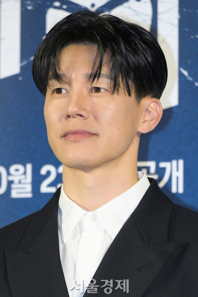 배우 김무열이 23일 오후 서울 용산구 CGV 용산아이파크몰에서 진행된 U+모바일tv 오리지널 ‘하이쿠키’(극본 강한/연출 송민엽) 기자간담회에서 포즈를 취하고 있다. 김규빈 기자