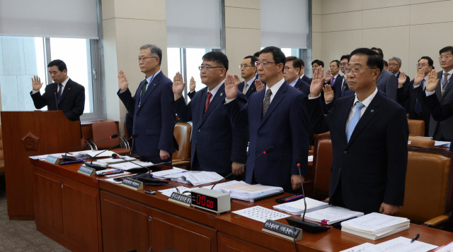 23일 국회 환경노동위원회 국정감사에서 고용부 산하 기관장들이 증인선서를 하고 있다. 연합뉴스