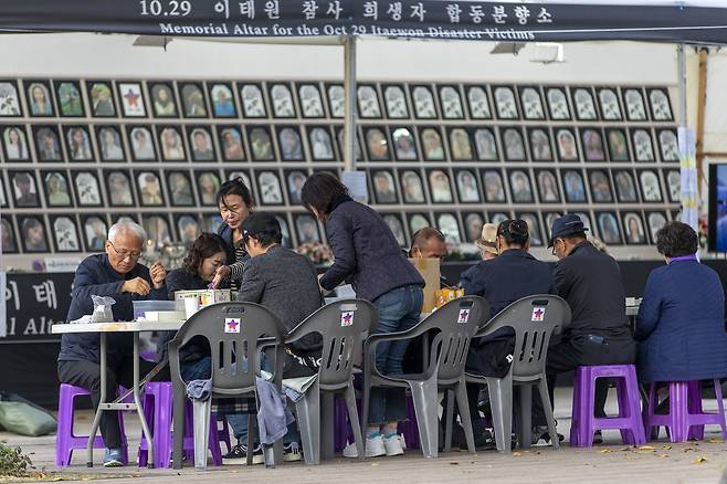 서울광장에 마련된 이태원 참사 희생자 합동분향소. 오세훈 서울시장은 10월16일 열린 국회 행정안전위원회 국정감사에서 유가족의 합동분향소 자진 철거를 유도하겠다는 입장을 재확인했다.ⓒ시사IN 박미소