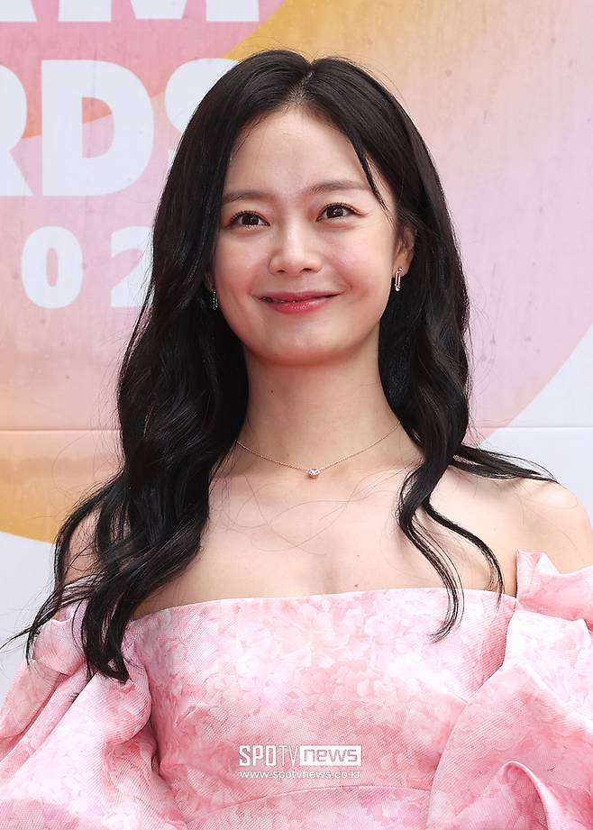 Actor Jeon So-min leaves Running Man after six yearsJeon So-min will disjoint from Running Man for the last time on the 30th, said his agency King Kong by Starship.From April 2017, Jeon So-min met with audiences every Sunday for 6 years and 6 months running with Yoo Jae-seok, Kim Jong-gook, Haha, Ji Seok-jin, Song Ji-hyo, Yang Se-chan and Running Man member.The agency said, Jeon So-mins disjoint is a program that has not been short-lived, so I have been struggling. Running Man members, production team, After a long discussion with the agency, I decided that I needed time to recharge. I would like to express my sincere gratitude to the many audience who cried and laughed with Jeon So-min every weekend, and I would like to thank Jeon So-min for his warm affection and support.The Running Man production team also announced the disjoint of Jeon So-min and said, I respect Jeon So-mins disjoint opinion.The Running Man members and production team decided to make a beautiful farewell after a long discussion with Jeon So-minRunning Man said, Members and production team decided to respect the opinion of Jeon So-min, who expressed his intention to disjoint after a long discussion.The production team said, Jeon So-min has been running with Running Man for 6 years with a special affection and responsibility, but recently he has expressed his desire to have time to recharge for acting. Members and production team I discussed how to be with Jeon So-min for a long time, but I respect the doctor of Jeon So-min and decided to leave. I would like to express my sincere gratitude to Jeon So-min for brightening the program as a Running Man ⁇ Member for a long time, and I would like to ask you for your warm support and encouragement to Jeon So-min who made a difficult decision.  ⁇  Running Man ⁇ Members and production team will support  ⁇  eternal member ⁇ Jeon So-min Jeon So-min is expected to be faithful to his main job after having time to recharge after Running Man disjoint.