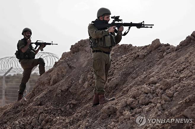 가자지구 인근에서 보초를 서는 이스라엘 병사들 [AFP 연합뉴스 자료사진. 재판매 및 DB 금지]