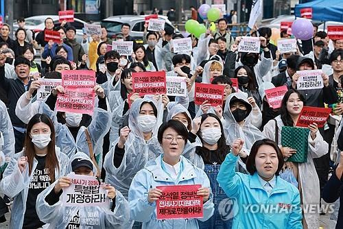 전세사기·깡통전세 문제해결을 위해
    (서울=연합뉴스) 홍해인 기자 = 전세사기·깡통전세 피해자 전국대책위원회 주최로 14일 오후 서울 종로구 보신각 앞에서 열린 '전세사기 피해자 집중 집회' 참가자들이 팻말을 들어보이며 구호를 외치고 있다. 2023.10.14
    hihong@yna.co.kr