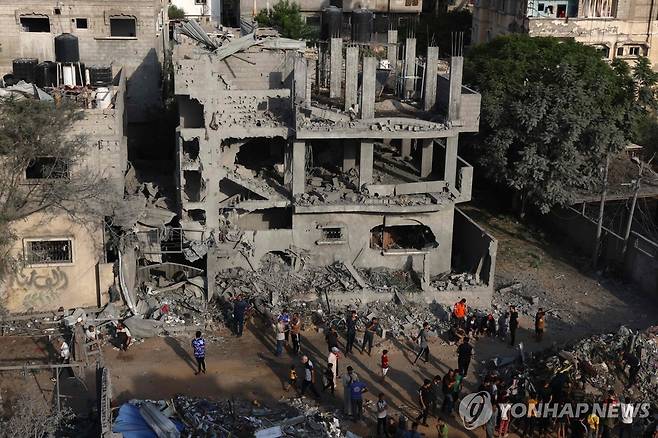 이스라엘 공습으로 파괴된 가자지구 건물 (라파 AFP=연합뉴스) 22일(현지시간) 가자지구 남부 라파에서 주민들이 이스라엘군의 공격으로 파괴된 건물을 살펴보고 있다. 팔레스타인 무장정파 하마스는 밤사이 공격으로 최소 55명이 사망했다고 이날 밝혔다. 2023.10.22 danh2023@yna.co.kr