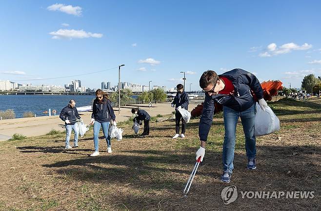 대한항공·델타항공, '줍깅' 봉사활동 진행 (서울=연합뉴스) 대한항공이 델타항공과 '조인트벤처'(Joint Venture) 5주년을 기념해 서울 여의도 한강공원 일대에서 쓰레기를 줍는 '줍깅' 봉사활동을 진행했다고 23일 밝혔다. 사진은 대한항공 및 델타항공 임직원들이 봉사활동을 하는 모습. 2023.10.23 [대한항공 제공. 재판매 및 DB 금지] photo@yna.co.kr