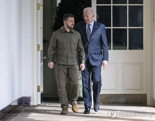 백악관서 나란히 걷는 바이든·젤렌스키 (워싱턴DC EPA·AFP=연합뉴스) 조 바이든 미국 대통령(오른쪽)과 볼로디미르 젤렌스키 우크라이나 대통령이 21일(현지시간) 미국 워싱턴DC 백악관에서 나란히 걷고 있다. 9개월 만에 미국을 방문한 젤렌스키 대통령은 이날 "양국은 정말로 진정한 동맹"이라며 미국의 지원에 감사를 표했다. 2023.09.22 danh2023@yna.co.kr