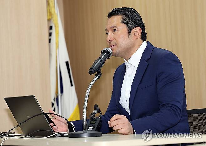 재판부 기피신청 사유 밝히는 이화영 전 부지사 변호인 (수원=연합뉴스) 권준우 기자 = 23일 오전 경기도의회 중회의실에서 쌍방울 대북송금 의혹(외국환거래법 위반), 뇌물 및 정치자금법 위반 등의 혐의로 재판 중인 이화영 전 경기도 평화부지사의 변호인(법무법인 KNC 김현철 변호사)이 기자회견을 열고 재판부(수원지법 형사11부) 기피신청서를 제출하는 사유에 대해 밝히고 있다. 2023.10.23 stop@yna.co.kr