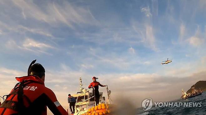 어선 전복 사고 승선원들 구조하는 해경 [부안해경 제공.재판매 및 DB금지]