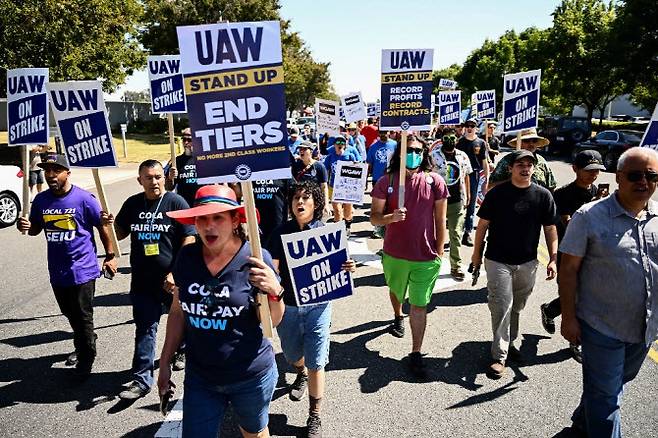 UAW 노동자들이 지난달말 미국 로스앤젤레스에서 피켓 시위를 하고 있다. (사진=AFP)