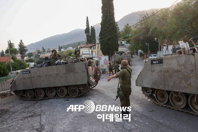 이스라엘 군인들이 23일 레바논 북부 국경 근처 지역을 순찰하고 있다(사진=AFP)