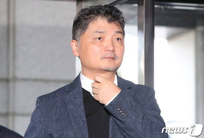 김범수 카카오 미래이니셔티브센터장이 23일 오전 SM엔터테인먼트 주가 시세조종 의혹과 관련한 조사를 받기 위해 서울 여의도 금융감독원으로 출석하고 있다. 2023.10.23/뉴스1 ⓒ News1 김민지 기자