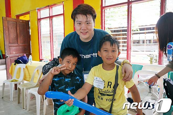 코로나19 발생 전인 2019년 굿리치 임직원들이 마지막으로 비전트립에 나서 현지 어린이들과 교감을 나누고 있는 전경/사진제공=굿리치