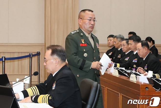 김계환 해병대사령관이 24일 오전 충남 계룡대에서 열린 국회 국방위원회의 해군본부에 대한 국정감사에서 답변을 마치고 이동하고 있다. 2023.10.24/뉴스1 ⓒ News1 김기태 기자