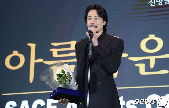 배우 조인성이 24일 서울 고덕동 스테이지28에서 열린 제13회 아름다운 예술인상 시상식에서 '굿피플 영화인상 '을 받은뒤 소감을 말하고 있다. 2023.10.24/뉴스1 ⓒ News1 권현진 기자