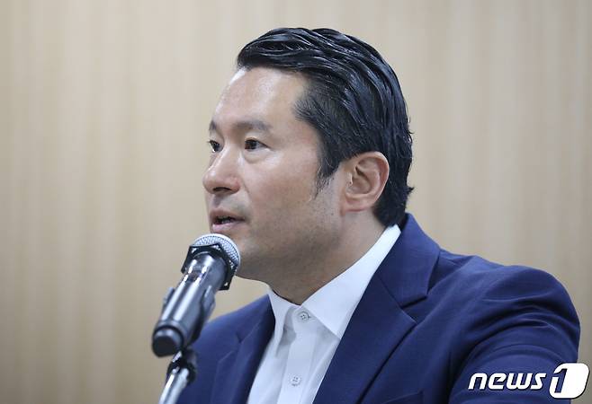 이화영 전 경기도 평화부지사측 변호인 김현철 변호사가 23일 오전 경기 수원시 영통구 경기도의회 브리핑룸에서 재판부 기피신청 관련 기자회견을 하고 있다. 2023.10.23/뉴스1 ⓒ News1 김영운 기자