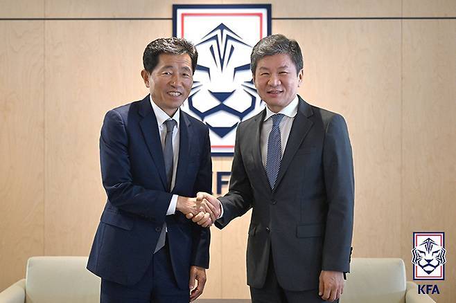 정몽규(오른쪽) 대한축구협회 회장과 변석화 한국대학축구연맹 회장. 제공 | 대한축구협회