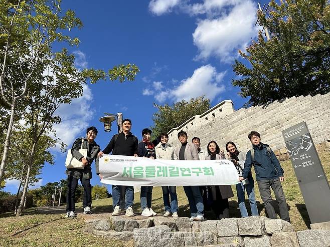 &nbsp;'서울둘레길연구회' 덕수궁돌담길-정동길-한양도성길-인왕산자락길-무악재하늘다리-안산자락길-홍제천 잇는 둘레길 점검.[사진=서울시의회]