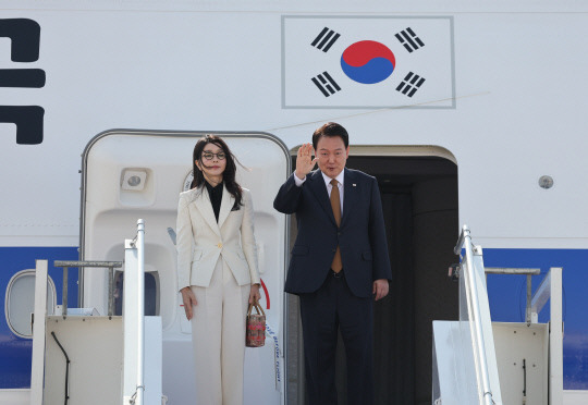 사우디 국빈 방문 마치고 카타르로 향하는 윤석열 대통령 내외. 사진=연합뉴스 제공.