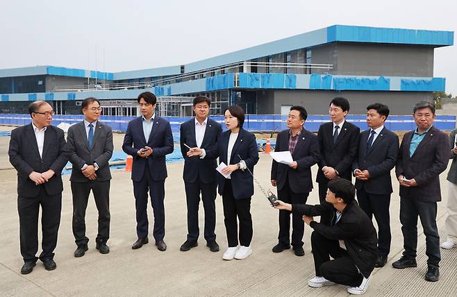 24일 오전 경기도 양평군 중부내륙선 남한강 휴게소 공사 현장에서 열린 더불어민주당 국토교통위원회 국회의원 현장 방문 및 기자회견에서 이소영 의원이 발언하고 있다. 연합뉴스