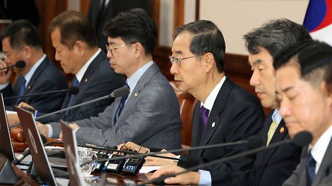 한덕수 국무총리가 24일 서울 종로구 정부서울청사에서 열린 국무회의에 참석해 공직자들의 현장행과 민생 살피기를 강조하는 발언을 하고 있다. 사진=서동일 기자