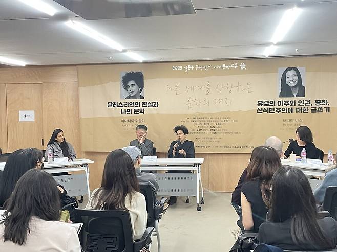 23일 오후 서울 서초구 민주사회를위한변호사모임 대회의실에서 익천문화재단 길동무 주최로 열린 문학 대담에서 팔레스타인 작가 아다니아 쉬블리(왼쪽에서 세번째)가 발언하고 있다. 왼쪽부터 인도계 영국·독일 작가 프리야 바실, 한국 소설가 김남일이고, 맨 오른쪽은 통역을 맡은 정슬기 중앙대 사회복지학과 교수다.