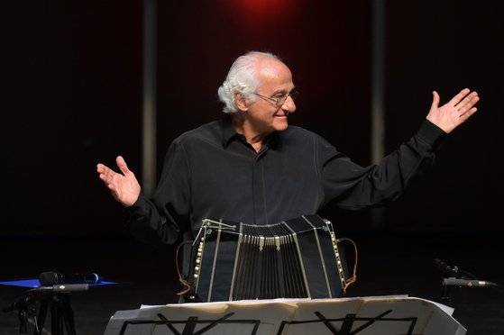 지난 15일 서울 마포아트센터에서 첫 내한 공연을 연 반도네온 연주자 네스토르 마르코니. 사진 마포문화재단