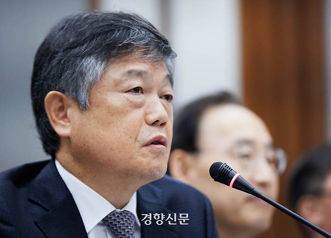 윤준 서울고등법원장이 24일 오전 서울 서초구 서울고등법원에서 열린 국회 법제사법위원회의 서울·수원고법 및 서울중앙·인천·수원지법, 서울행정·가정·회생법원 등 17개 기관에 대한 국정감사에서 의원 질의에 답변하고 있다. 국회사진기자단