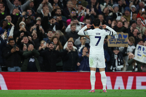 Tottenham's Son Heung-min celebrates after scoring the opening goal during a Premier League match against Fulham at Tottenham Hotspur Stadium in London on Monday.  [EPA/YONHAP]