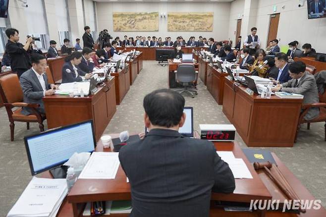 24일 오후 서울 여의도 국회에서 교육위원회의 국립대학법인 서울대학교, 인천대학교 한국방송통신대학교 등에 대한 국정감사가 열리고 있다.