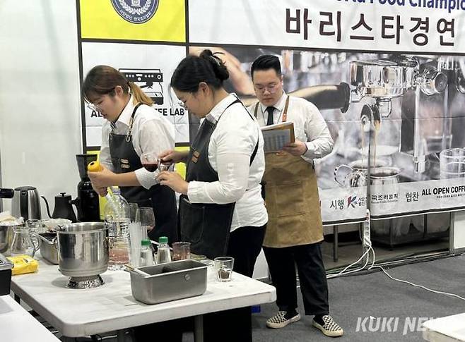충남도립대 호텔제빵학과 학생들이 ‘2023 KOREA 월드푸드 챔피언십’ 대회에서 음료를 준비하고 있다.