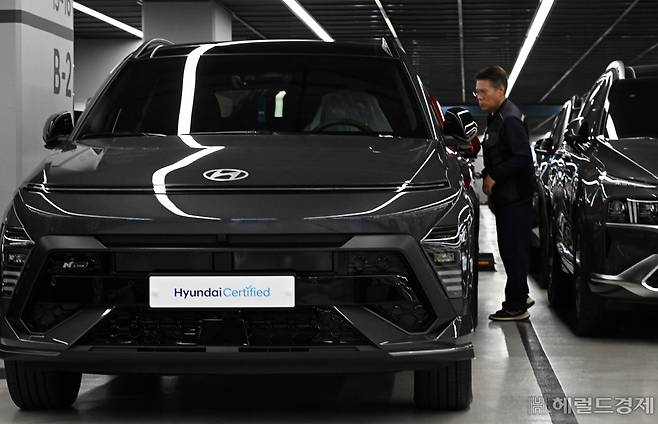 현대자동차가 24일부터 인증중고차 판매를 시작했다. 이날 오전 경기도 용인시 기흥구 현대자동차 인증중고차센터에서 관계자들이 차량 출고 준비를 하고 있다. 용인=임세준 기자