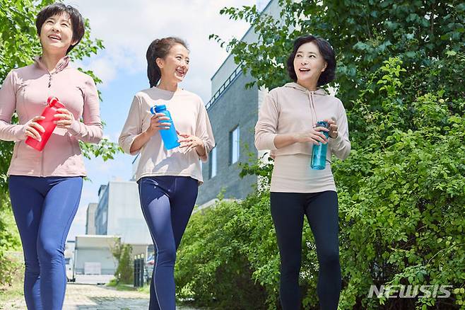 [서울=뉴시스]﻿﻿걷기는 비만, 뇌졸중, 심근경색 등 각종 질환의 발병 위험을 낮추는 데 효과적이다. 하루 1만보를 걸어야 건강해질 수 있다는 인식이 퍼져 있지만 7천~8천보 정도면 충분하다.(사진= 게티이미지뱅크 제공) 2023.10.23. photo@newsis.com.