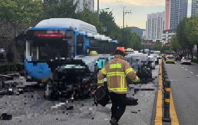 [부산=뉴시스] 김민지 기자 = 24일 오후 부산 북구의 한 교차로를 달리던 택시가 중앙분리대를 충돌한 뒤 반대편 차선을 넘어가 택시와 버스, SUV, 화물차 2대 등 차량 5대를 잇달아 들이받았다. (사진=부산경찰청 제공) 2023.10.24. photo@newsis.com