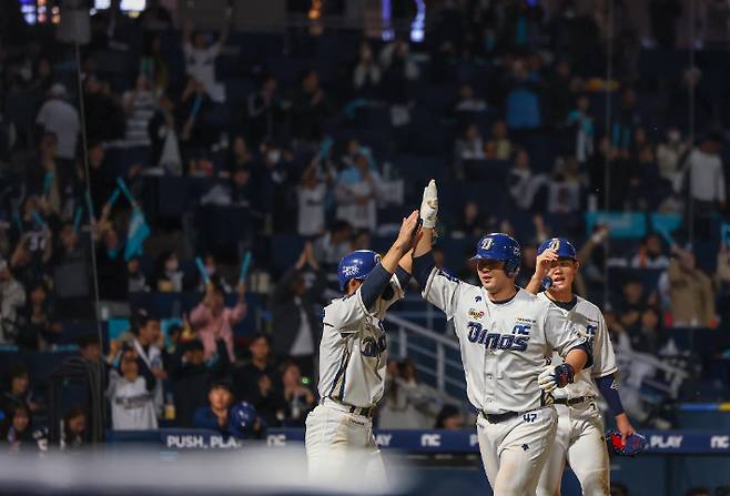 지난 19일 창원 NC파크에서 열린 2023 KBO 포스트시즌 와일드카드 결정전 두산 베어스 대 NC 다이노스 경기. 8회 말 2사 1, 2루 때 NC 김형준이 홈런을 친 후 동료들과 함께 기뻐하고 있다. 연합뉴스