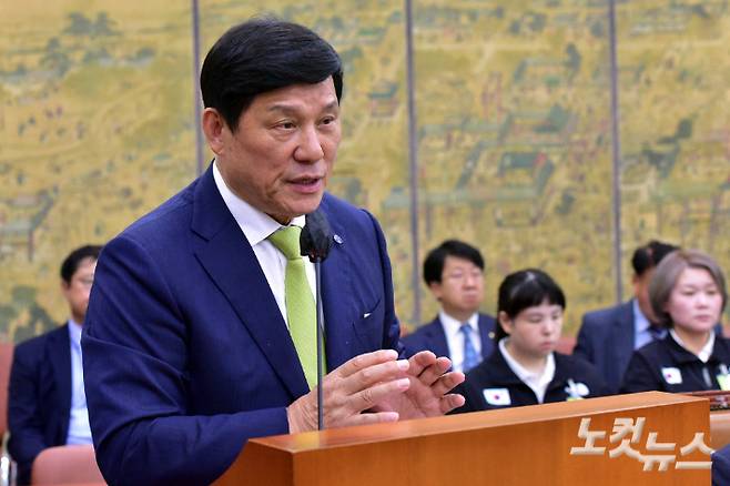 허구연 한국야구위원회 총재가 24일 서울 여의도 국회에서 열린 문화체육관광위원회의 대한체육회 국민체육진흥공단 등에 대한 국정감사에 증인으로 출석해 의원 질의에 답변을 하고 있다. 윤창원 기자