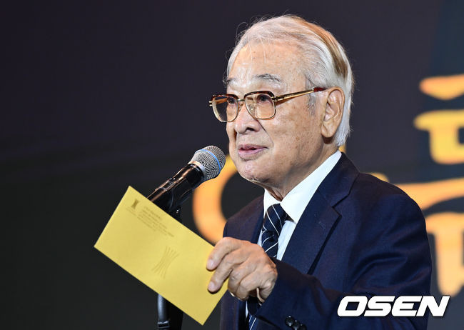 [OSEN=조은정 기자] 제13회 아름다운예술인상 시상식이 24일 서울 강동구 스테이지 28에서 열렸다.배우 이순재가 연극예술인상 수상 중 아내를 언급하며 울컥하고 있다. 2023.10.24 /cej@osen.co.kr