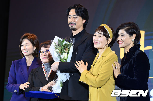 [OSEN=조은정 기자]굿피플상을 수상한 조인성(가운데)이 시상자들과 포즈를 취하고 있다. 2023.10.24 /cej@osen.co.kr
