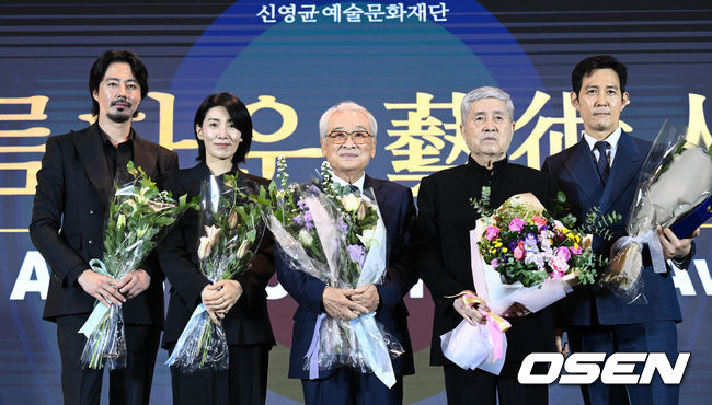 [OSEN=조은정 기자]배우 조인성, 김서형, 이순재, 임권택 감독, 이정재가 포즈를 취하고 있다. 2023.10.24 /cej@osen.co.kr