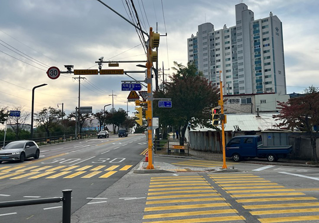 ▲동해시가 교통약자 보호구역 교차로에 신호등과 횡단보도 도색 등 환경개선 사업을 마무리했다. ⓒ동해시