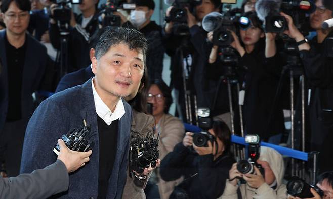 김범수 카카오 전 의장이 SM엔터테인먼트 주가 시세조종 의혹과 관련한 조사를 받기 위해 23일 오전 서울 영등포구 금융감독원에 출석하고 있다. 남정탁 기자