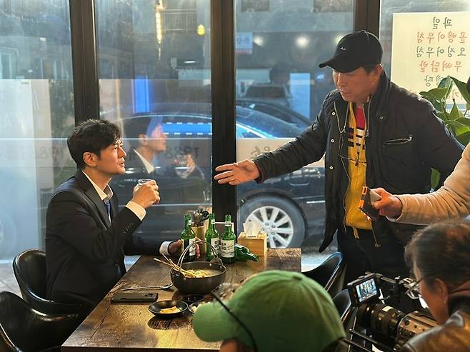 영화 ‘하루 또 하루’를 촬영 중인 김지완 배우와 박용기 감독.