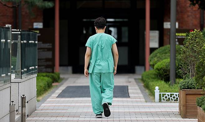 서울의 한 대학교병원에서 의사가 이동하고 있다. 사진은 기사 내용과 직접적 관련 없음. 연합뉴스