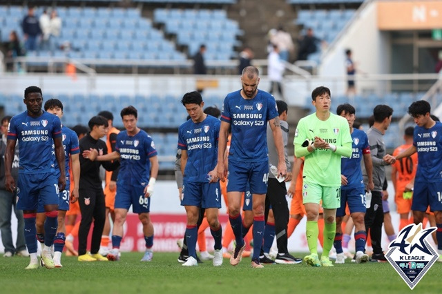 22일 제주유나이티드전에서 패하고 고개를 숙인 수원삼성 선수단. /사진=한국프로축구연맹 제공