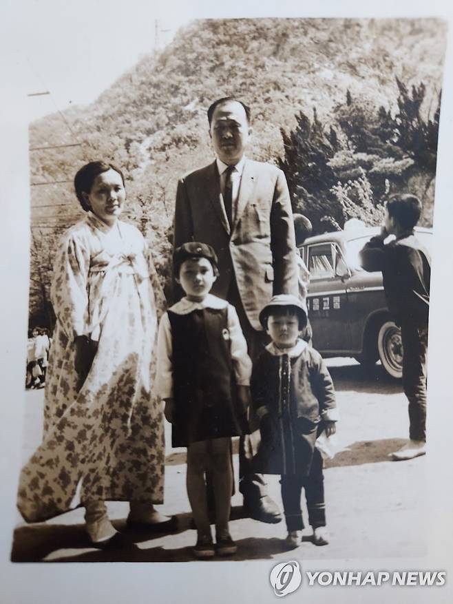 부모님과 함께한 이경림 대표(오른쪽 아이, 왼쪽 아이는 언니) [본인 제공]