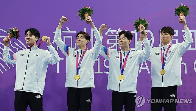 한국 남자 800m 계영, 아시아 정상에 서다 (항저우=연합뉴스) 홍해인 기자 = 양재훈, 이호준, 김우민, 황선우가 25일 중국 항저우 올림픽 스포츠센터 수영장에서 열린 2022 항저우 아시안게임 수영 이틀째, 남자 800m 계영 결승에서 금메달을 획득한 뒤 시상식에서 메달을 들어보이고 있다. 2023.9.25 hihong@yna.co.kr