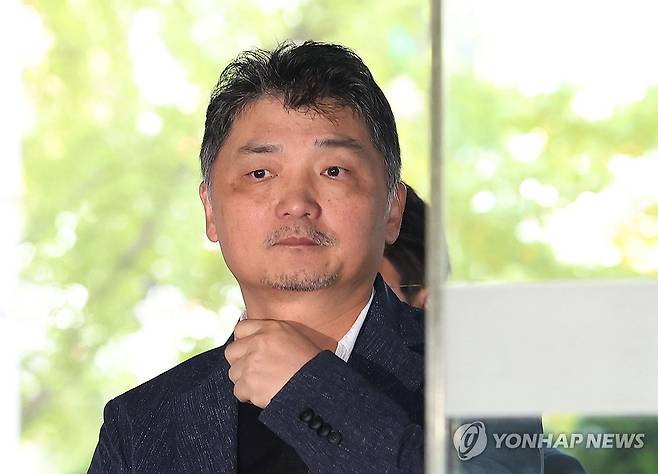 금감원 출석하는 카카오 김범수 (서울=연합뉴스) 이지은 기자 = 김범수 카카오 전 의장이 23일 오전 서울 영등포구 금융감독원에 SM엔터테인먼트 인수 주가 시세조종 의혹과 관련해 출석하고 있다. 2023.10.23 jieunlee@yna.co.kr