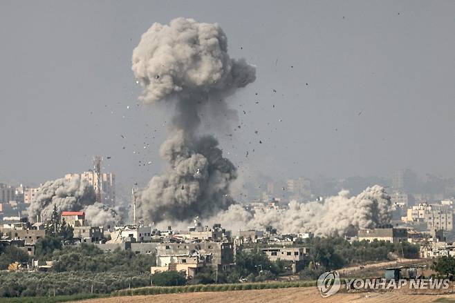 이스라엘 공습 후 가자지구 북부 덮은 연기와 파편 (스데로트[이스라엘] AFP=연합뉴스) 이스라엘 남부 스데로트에서 23일(현지시간) 촬영한 가자지구 북부의 모습. 이스라엘군 공습 이후 연기가 치솟고 파편이 날리고 있다. 이스라엘과 팔레스타인 무장 정파 하마스 간 무력 충돌이 이어지면서 양측에서 6천500명 이상이 숨졌다. 2023.10.24 besthope@yna.co.kr