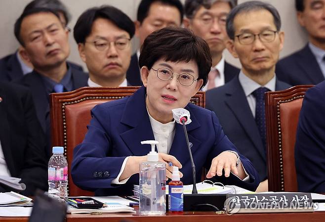 답변하는 가스공사 사장 (서울=연합뉴스) 한상균 기자 = 최연혜 한국가스공사 사장이 24일 국회 산업통상자원중소벤처기업위원회 국정감사에서 답변하고 있다. 2023.10.24 xyz@yna.co.kr
