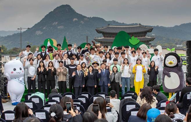 24일 오후 서울 광화문광장에서 열린 ‘지구하다 페스티벌’ 개막식에서 한화진 환경부장관(앞줄 왼쪽 두번째), 편정범 교보생명 대표이사 사장(앞줄 오른쪽 두번째)과 미래세대 환경 팀스피치 공연팀들이 기념촬영을 하고 있다. (사진=교보생명)